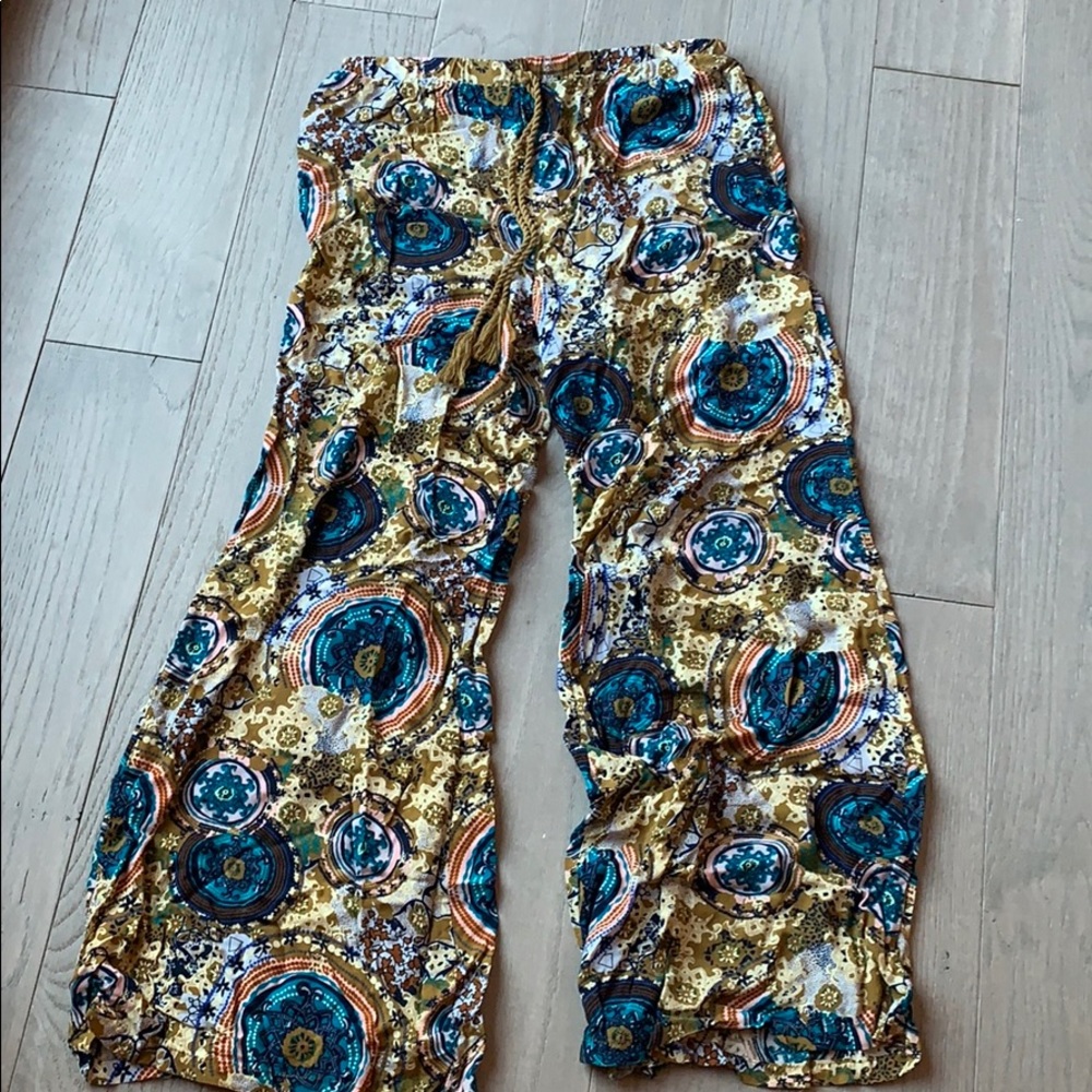 I am selling this pair of yoga type pants